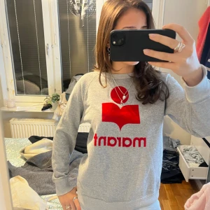 Grå sweatshirt från Isabel Marant - Säljer en grå sweatshirt från Isabel Marant Étoile med stort rött logotryck framtill. Perfekt för dig som gillar stilrena och trendiga plagg med statementlogga. Kan gå ned i pris vid snabb försäljning!💞💞