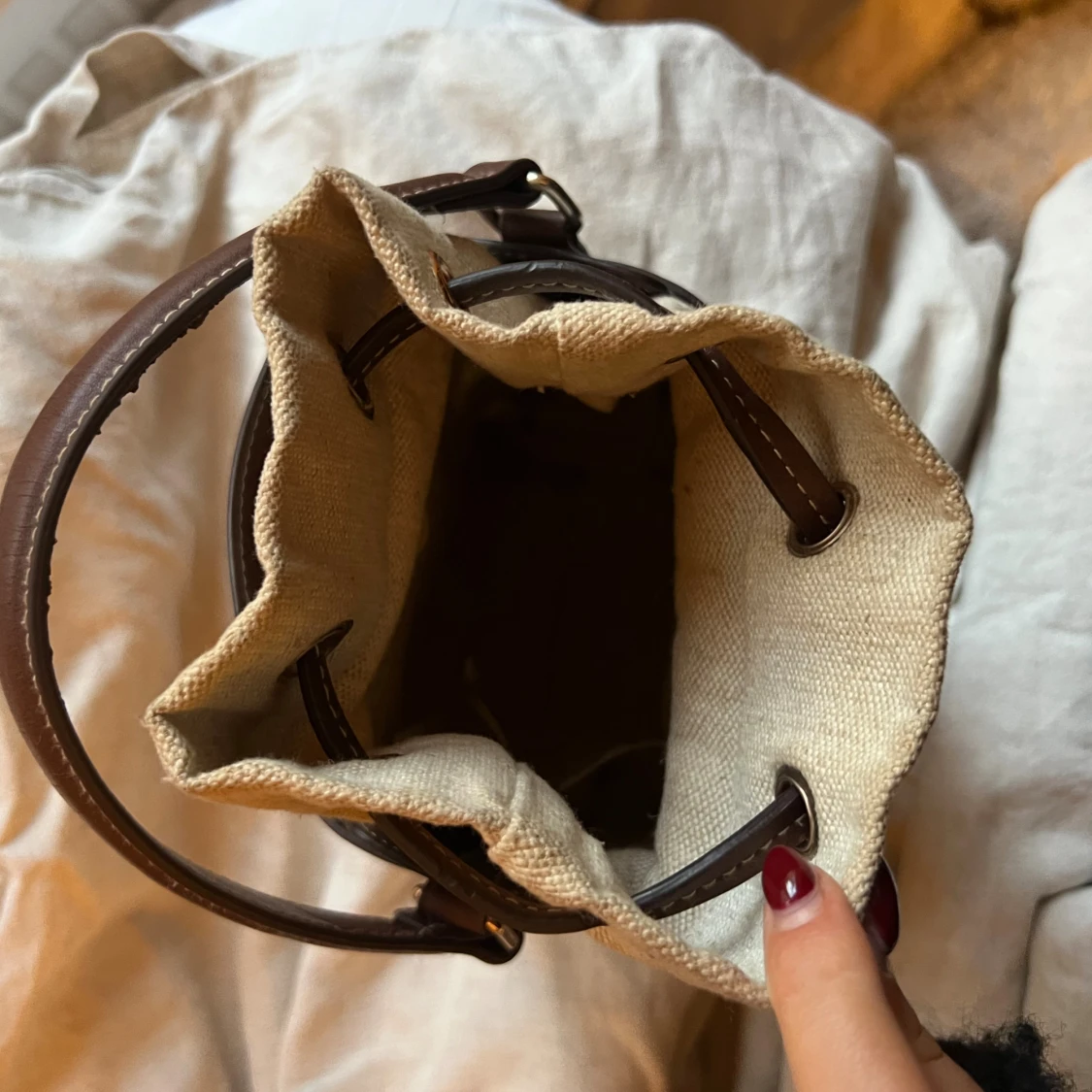 Brun och beige bucketväska med snörning - 3