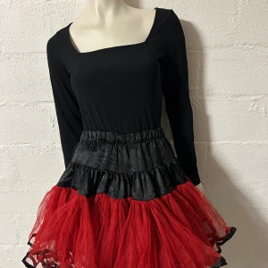 Kjol med resår i midjan. Storlek onesize. - Helt ny kjol med resår i midjan. Storlek onesize.