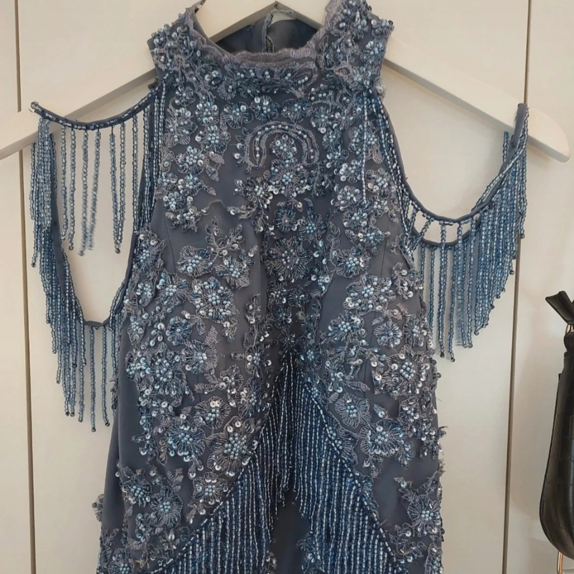 Blå långklänning med pärlor och fransar - 1