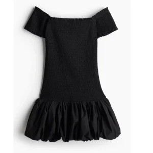Svart offshoulder kortklänning med volanger, H&M - Supersöt svart kortklänning med offshoulder och volang nertill. Smockad överdel som sitter snyggt och markerar midjan. Perfekt för dig som vill ha en trendig och stilren look med lite extra volym i kjolen. Som ny!!!! 