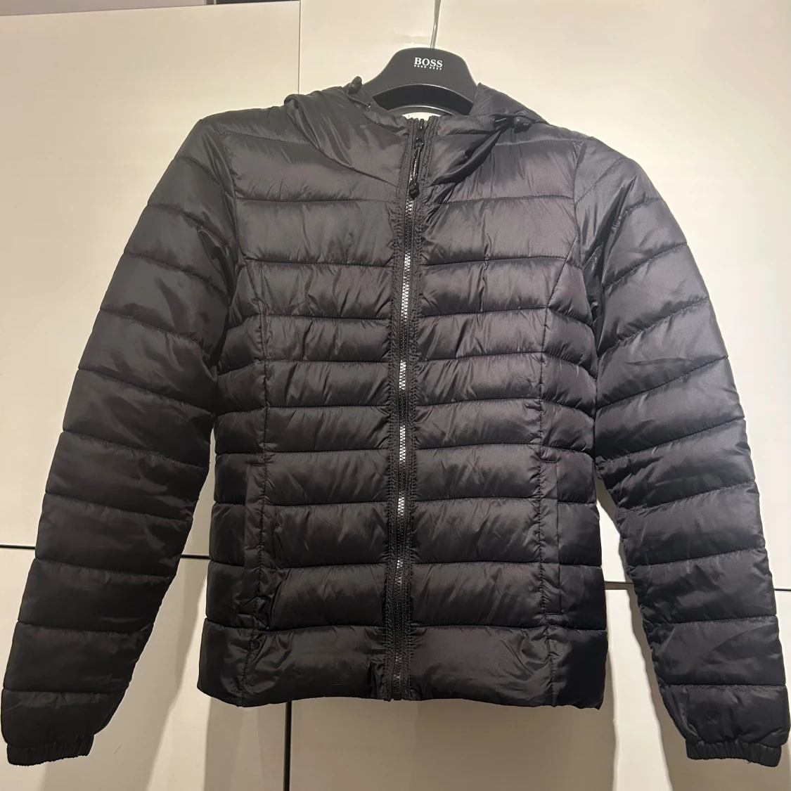 Ny svart pufferjacka från ONLY med huva