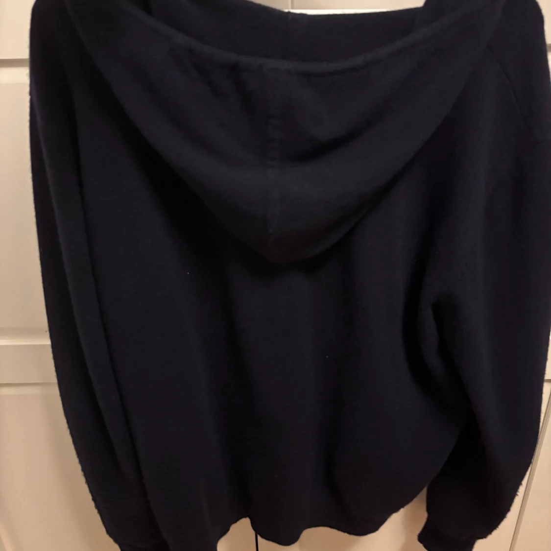 Mörkblå Kashmir hoodie från Sayless - 2