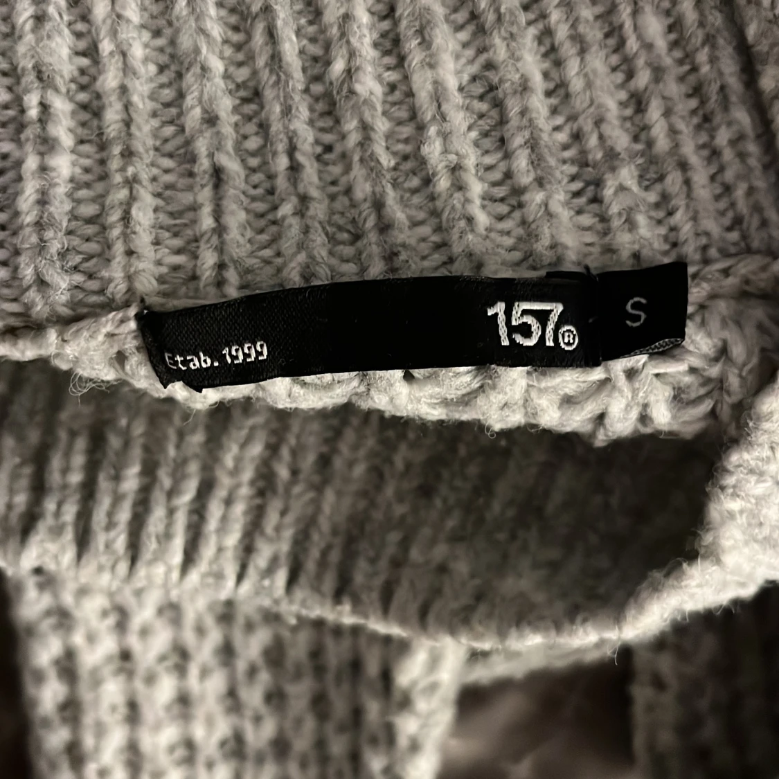 Grå stickad tröja från 157 - 2