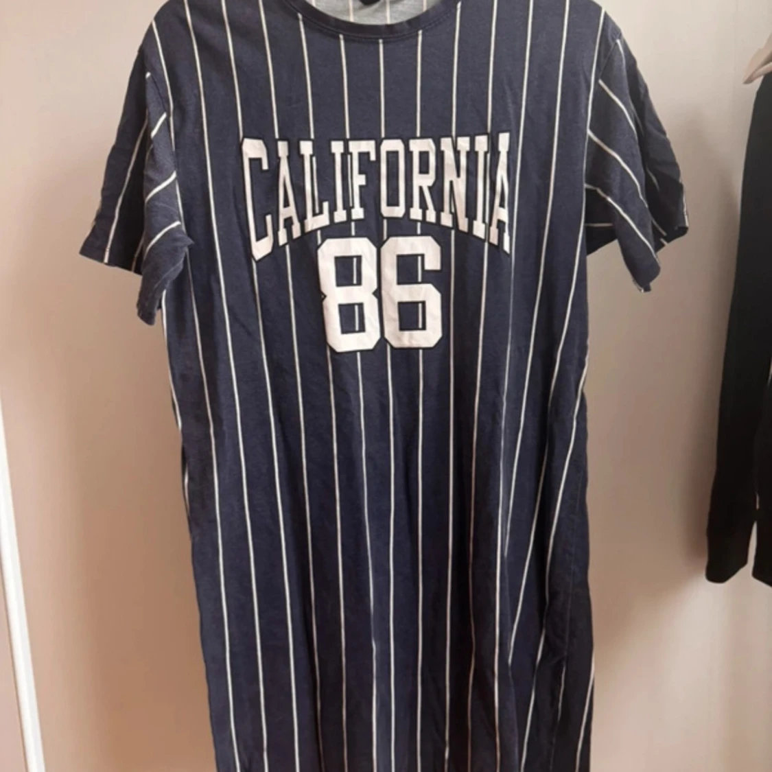 Randig t-shirtklänning från HM Divided