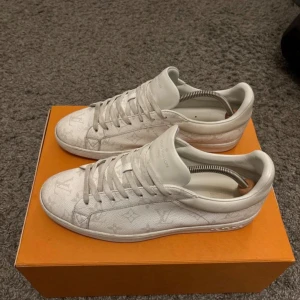 Louis Vuitton Luxemburg sneakers - Ett par Louis Vuitton skor i mycket bra skick förutom en liten skada på höger fot där framme  på bild 3. Skriv vid frågor tar även emot mot bud  