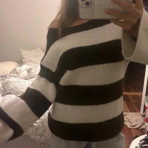 Stickad - Man kan ha fen boatneck lr offshoulde