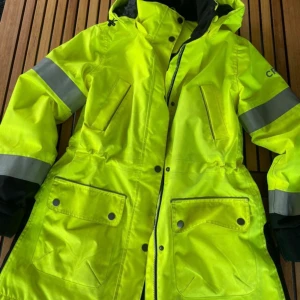 Rid varsel vinterjacka - Mycket bra skick, ej tvättad. Märker CRW. Är storlek S men passar större.❤️‍🔥