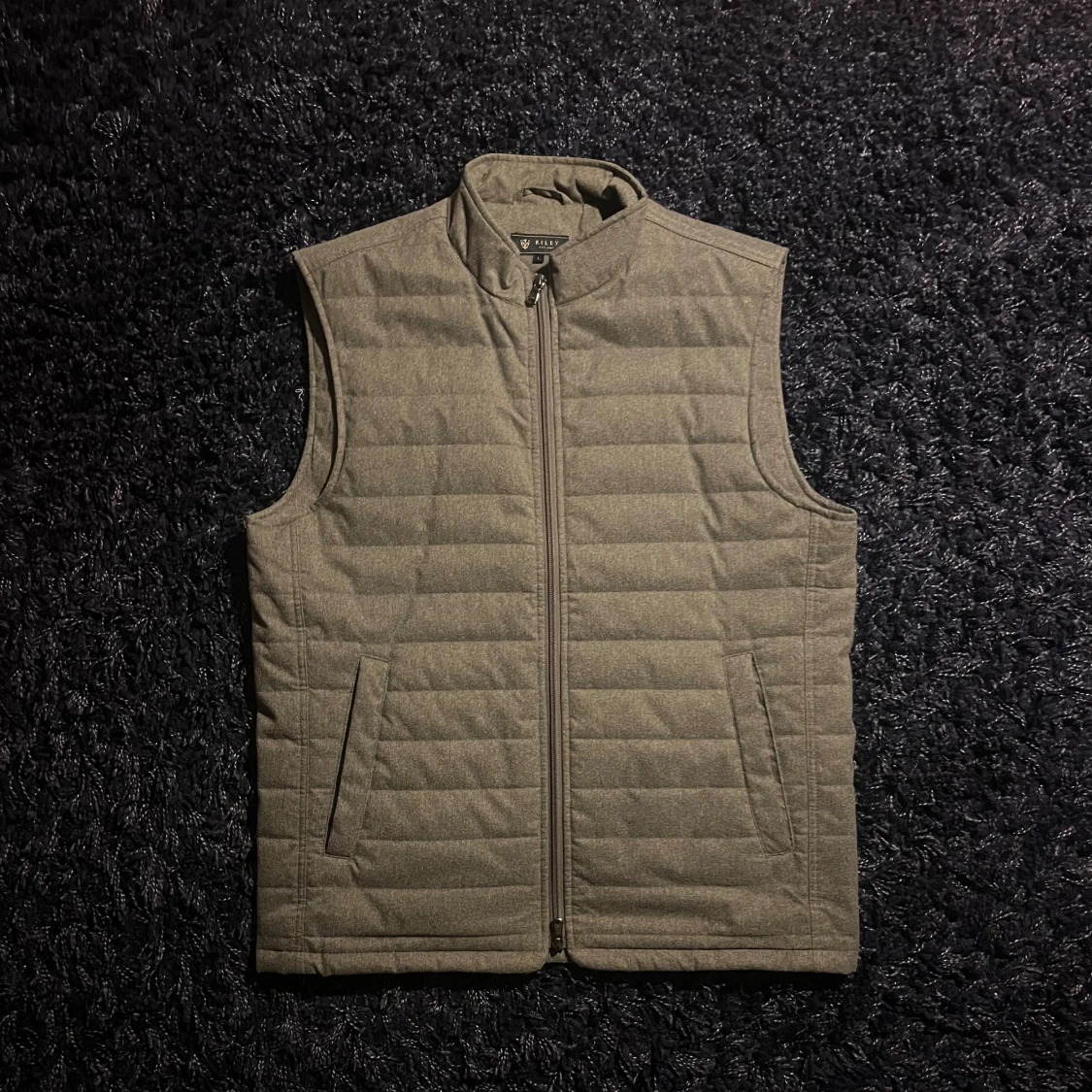 Grå quiltad dunväst från Riley