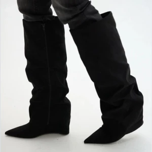 Folded Shaft Boot - Säljer ett par svarta höga stövlar i mocka med spetsig tå och låg klack. Stövlarna har en slouchy passform och dragkedja på insidan. Perfekta för att lyfta vilken outfit som helst. Oanvända!🖤