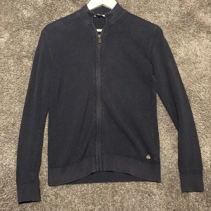 Mörkblå zip tröja - Klockren zip tröja från blue ridge. Väldigt bra skick och inte använd så många gånger😁