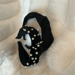 Svarta diadem med pärlor och knut - Två svarta diadem, ett i mjuk sammet med vita pärlor och ett i slät tyg med snygg knut framtill. Perfekt för att ge din look en cool och trendig touch. Diademen är breda och sitter bekvämt på huvudet.