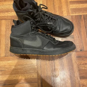 Svarta nike höst skor 44 - Ett par svarta retro nike skor. Perfekta nu till hösten och vintern. Ovanliga. Använda men inte sönder. Storlek 44. 