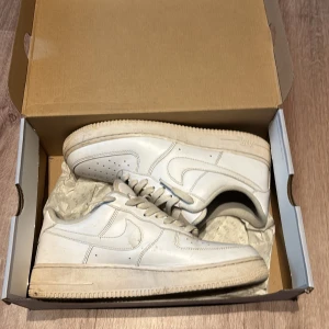 Nike Air Force 1 vita sneakers - Väldigt bra skick inga creases, kan behövas en tvätt bara 