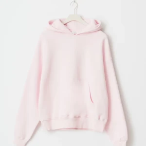 populär hoodie💕 - rosa hoodie från ginatricot💓, den har tappat färg och har en fläck på vänster arm som inte syns tydligt i helhet (se bild 3). Den är nopprig inuti men så blir det naturligt när man tvättar💕💕 storlek xxs men brukar ha s så ganska stor i storleken, kan ta mått🩷🩷