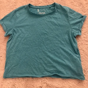 Turkos t-shirt - Enkel turkos t-shirt från FSBN Sister i mjuk bomull. Modellen är klassisk med rund halsringning och korta ärmar. Perfekt för en chill och avslappnad stil, men även för träningstillfällen! 