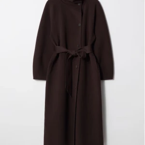 & other stories kappa - SÖKER denna kappa från & other stories, den bruka eller den grå. I storlek S-L 