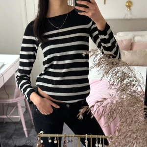 Svartvit randig glittrig tröja - Hej!! Jag säljer denna jättefina tröja med långa ärmar då den tyvärr blivit för liten för mig. Den är från Oasis i storlek xs och skulle säga att den är sann till storleken. Tyget är glittrigt vilket jag försökt visa så bra det går med blixt på fjärde bilden. Tveka inte att skriva vid frågor och pris kan diskuteras!🤗