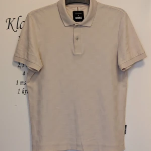 BOSS x Porsche Exklusiv Piké – Houndstooth Jacquard T-shirt stl S - PORSCHE x BOSS Collection, Houndstooth, Jacquard Shirt, (T-shirt/piké), beige, stl S Säljer denna snygga pikétröja/T-shirt från den limiterade BOSS x Porsche kollektionen! En kollektion med kaxiga stilar som utstrålar BOSS motivation och beslutsamhet. Regular fit, bystmått ca 100 cm, längd ca 65 cm. Nypris 1599 kr