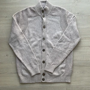 Massimo Dutti cardigan - Säljer nu en riktigt schysst cardigan från Massimo Dutti. Tröjan är i toppenskick 9/10, och inga defekter förekommer! Hör av dig vid intresse! 💫