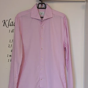 Stenströms Slimline Skjorta, kontrast krage, Rosa, stl M - Stenströms, Twofold super cotton, rosa, stl M. Kragstorlek 15 3/4. Säljer en minimalt använd rosa skjorta från Stenströms i storlek M. Den har en blommig kontrast i nacken och ärmslut som gör att den sticker ut ur mängden. Längd ca 81 cm, ärmlängd ca 90 cm. Nypris 1599 kr