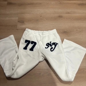 Vita mjukisbyxor med tryck 77 NY - Supersköna vita mjukisbyxor i mjukt och luftigt tyg – jag säljer dem för de va lite tunnare än förväntat . 