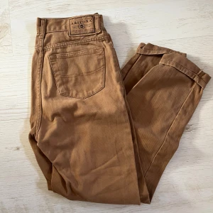 Bruna highwaisted jeans från Arizona - Snygga bruna jeansbyxor från Arizona med  hög midja. Köpta i Italien 