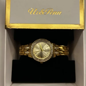 guldklocka  - Säljer min klocka fråb ur&penn då den aldrig kom till andvänding.