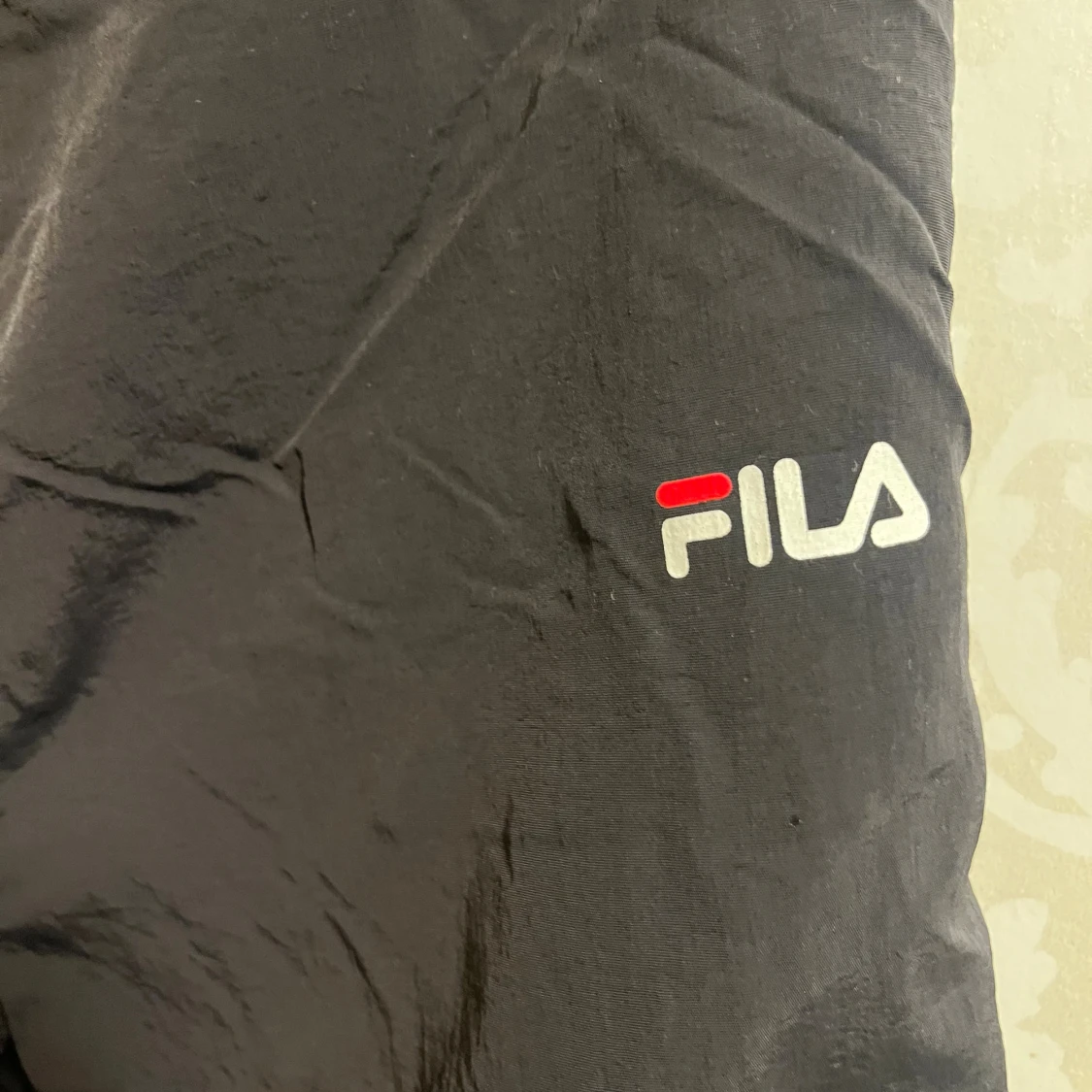 Svarta FILA täckbyxor med rödvit detalj