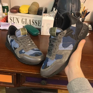Valentino Rockrunners - Säljer ett par sällsynta Valentino Rockrunners i bra skick. Storlek 41 passar dock 41-42. Bara skor kommer med. Skriv ifall ni har fler frågor! 😇