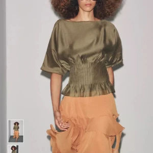 Olivgrön blus från zara - Jättesnygg och oanvänd topp från Zara! As snygg men kommer inte tlll användning💕nypris 559!