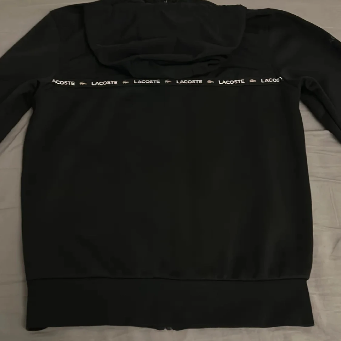 Svart vindjacka från Lacoste med huva - 1