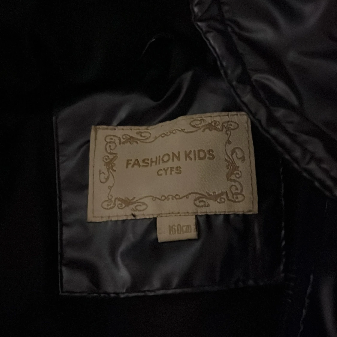 Svart pufferjacka med tryck - 2