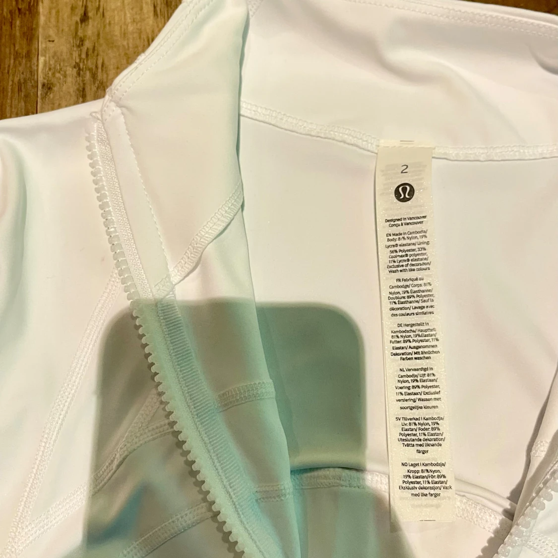 Vit träningsjacka från Lululemon - 2