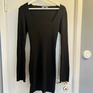 Ribbad klänning med vida ärmar - Fin formande kort svart klänning från NA-KD i storlek S. Perfekt klänning nu i höst/vinter