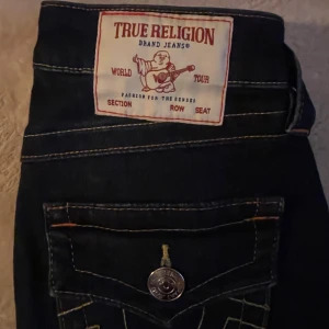 True Religion Jeans- mid waist - Säljer mina jättefina mörkblåa true religion jeans, fick de i födelsedagspresent men var i fel storlek.  Endast använda 1-2 gånger!