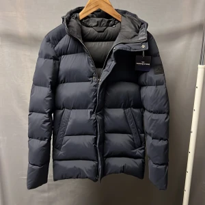 J LINDEBERG JACKA xs - Säljer denna supersnygga jacka! Size xs! Jättevarm och helt perfekt för vinterns kalla dagar! Skick 9/10 extrekt fint skick. Använd ett fåtal gånger! Hör av dig vid intresse 🤩