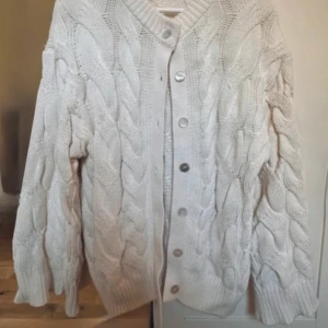  Kabelstickad kofta - Säljer du min fina kabelstickad kofta från Gina Tricot som är helt slutsåld på deras hemsida! 🤍