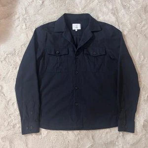 Overshirt från bläck - Tja! Säljer en as fet Overshirt från bläck | Skick 9/10 jättebra | storlek S | Nypris runt 1100kr | Mitt pris 449kr | Hör av dig vid frågor eller funderingar 
