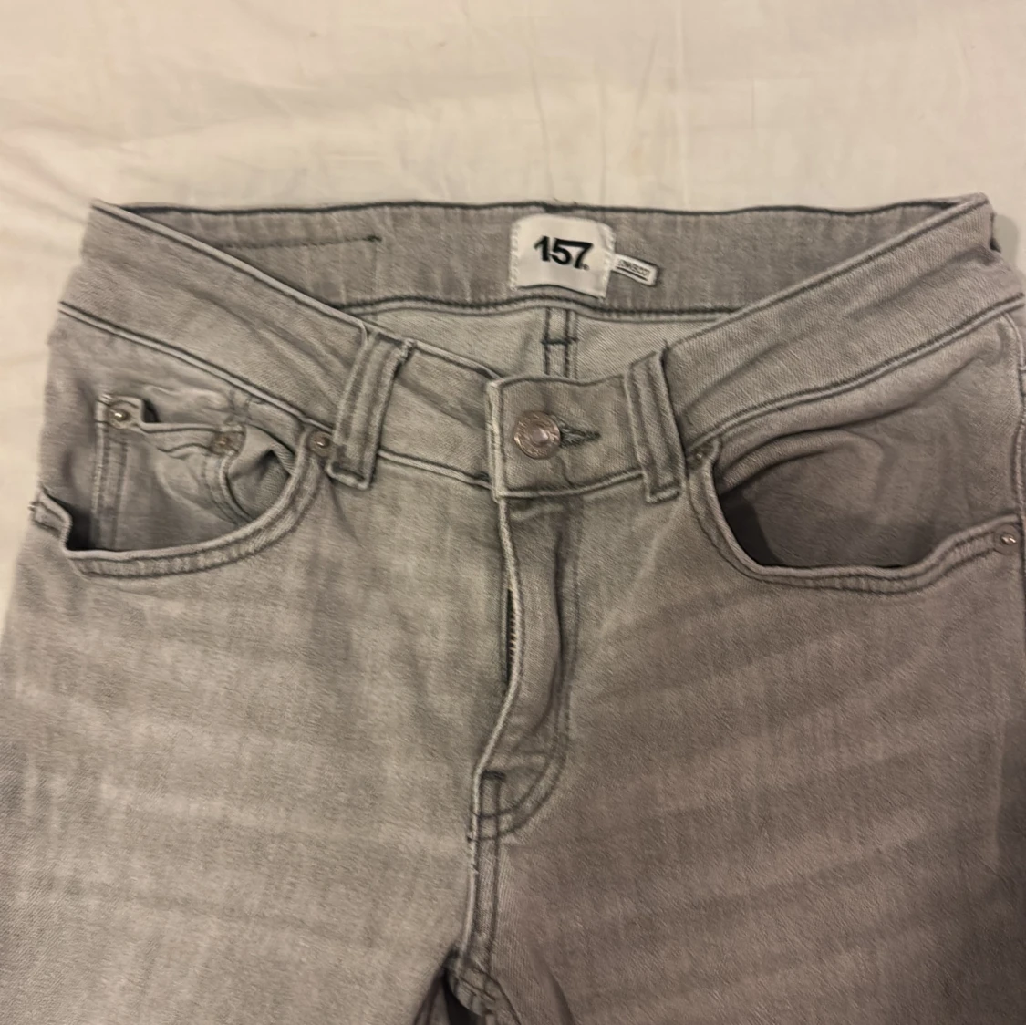 Grå bootcut jeans från 157 - 1