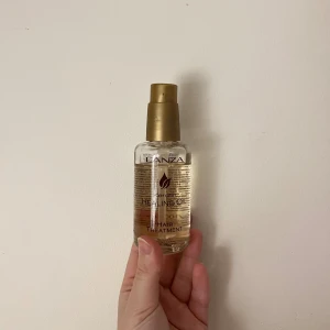 L'ANZA Healing Oil Hair Treatment - L'ANZA Healing Oil Hair Treatment är en närande hårolja i en genomskinlig glasflaska med guldfärgad pump. Oljan innehåller keratin och är framtagen för att ge glans och styrka till håret. Perfekt för dig som vill boosta håret med extra vård. Inte full men väldigt lite använd. Luktar otroligt!! 