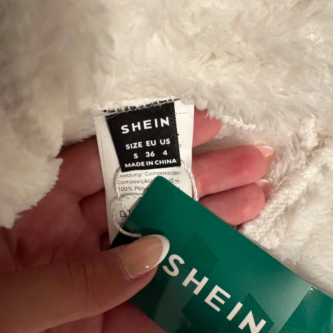 Vit fluffig klänning  - 3