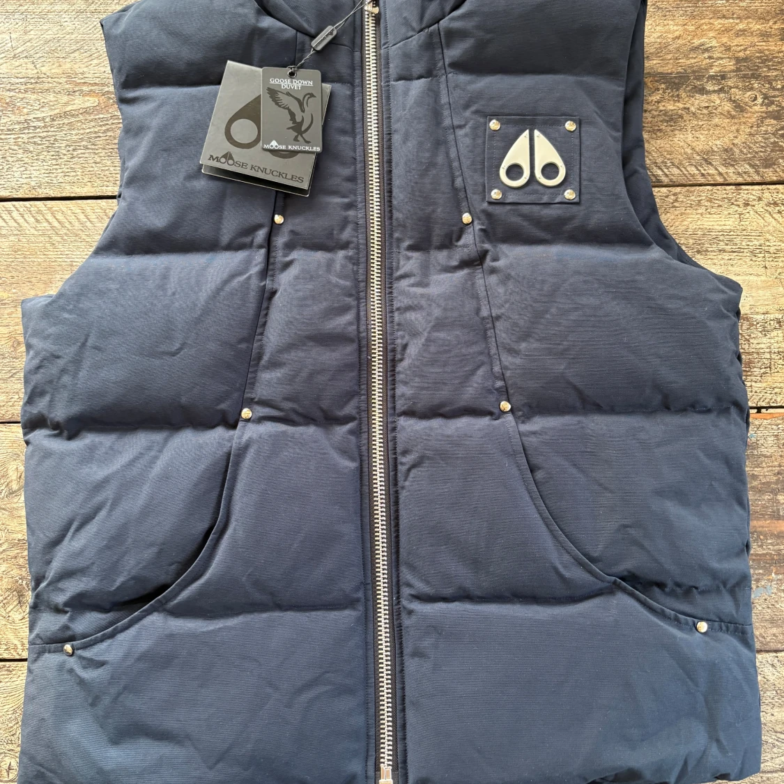Mörkblå dunväst från Moose Knuckles