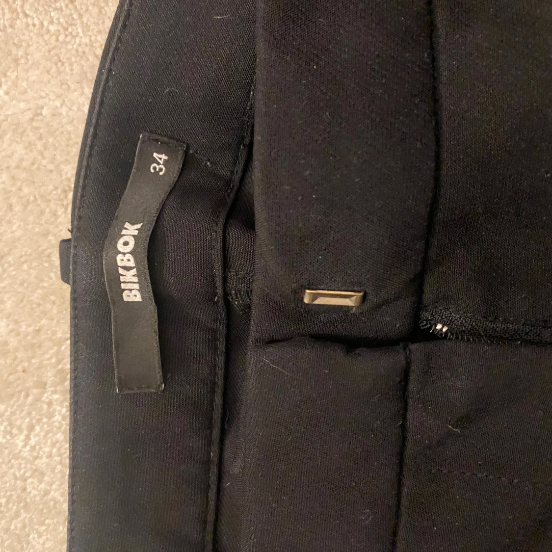 Svarta kostymbyxor från BikBok, strl 34 - 2