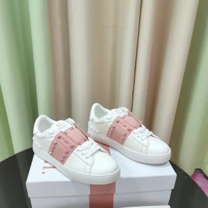 Valentino Garavani  - Exklusiva Valentino Garavani Rockstud Untitled sneakers i vitt läder med rosa band och ikoniska nitar. Stilren och lyxig modell som passar till allt – från jeans till klänning. Mycket sparsamt använda, i nästan nyskick, utan synliga märken eller slitage.  📦 Skick: Nästan ny / mycket fint skick 🎨 Färg: Vit med puderrosa detaljer 📏 Storlek:38   	•	Äkta Valentino Garavani 	 	•Levereras med originalkartong och Valentino-påse   Köpta i butik! 📬 Snabb och trygg frakt 💖 