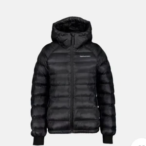 Svart dunjacka från Peak Performance - Säljer en svart dunjacka från Peak Performance med huva och dragkedja framtill. Jackan har quiltad design, ribbade muddar och logga på bröstet. Perfekt för kalla dagar och har en snygg, sportig look som funkar till det mesta.