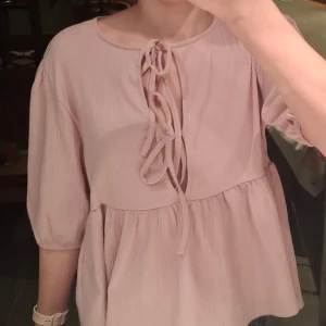 Blus från lager 157 - PRIS KAN DISKUTERAS.                              C.     Fin blus från lager 157 bara andvänd ett fåtal gånger och är i bra skick. Skriv om ni vill ha fler bilder.