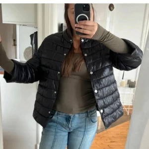 Liknade hernojacka - Svart trekvartsjacka från Urban Kiss den liknar herno jacka. I strl S