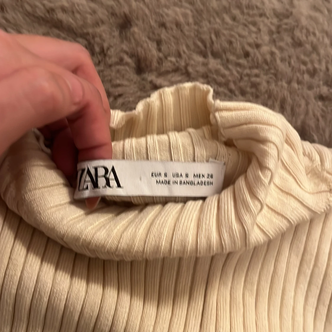 Ribbad polotröja från Zara i beige - 3