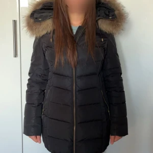 Tribeca hollies jacka  - Tribeca jacka med avtagbar päls. Varm och skön jacka med en superfin passform. Är i storlek 36 och köptes för 4199kr